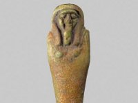 Aeg F 57  Aeg F 57, Spätzeit, Uschebti, Grünliche Fayence, H 8,0 cm, B 2,4 cm, T 1,6 cm : Bestandskatalog Ägypten, Museumsfoto: Claus Cordes